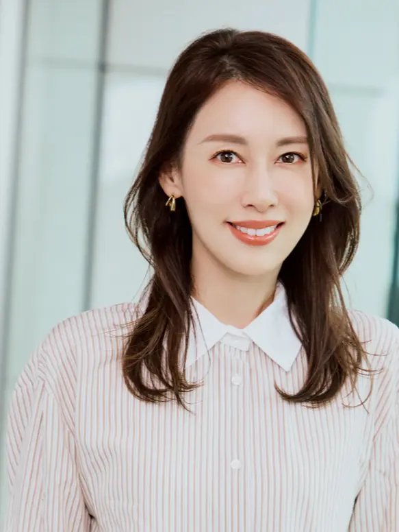 Webエクラ 前から見たセミロングヘアスタイル