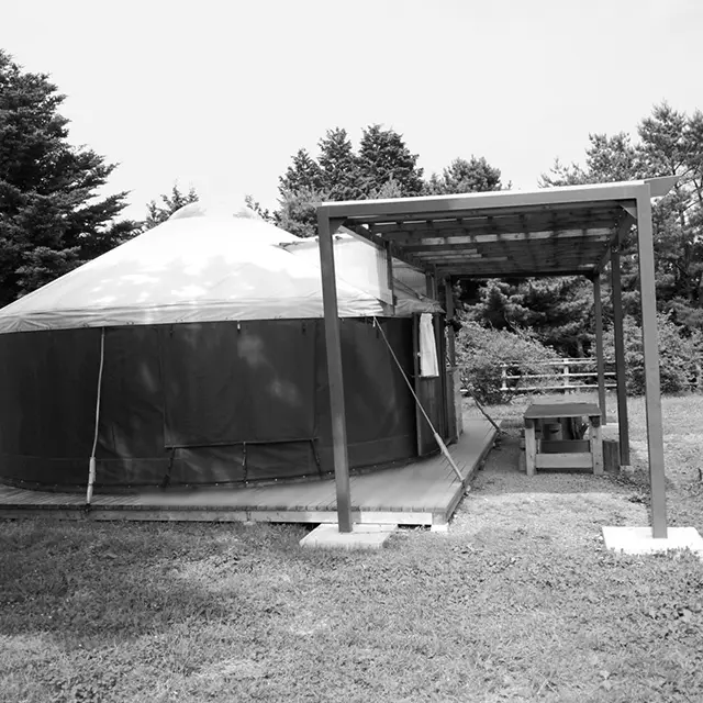 宿泊小屋のひとつ、モンゴル式テントのゲル