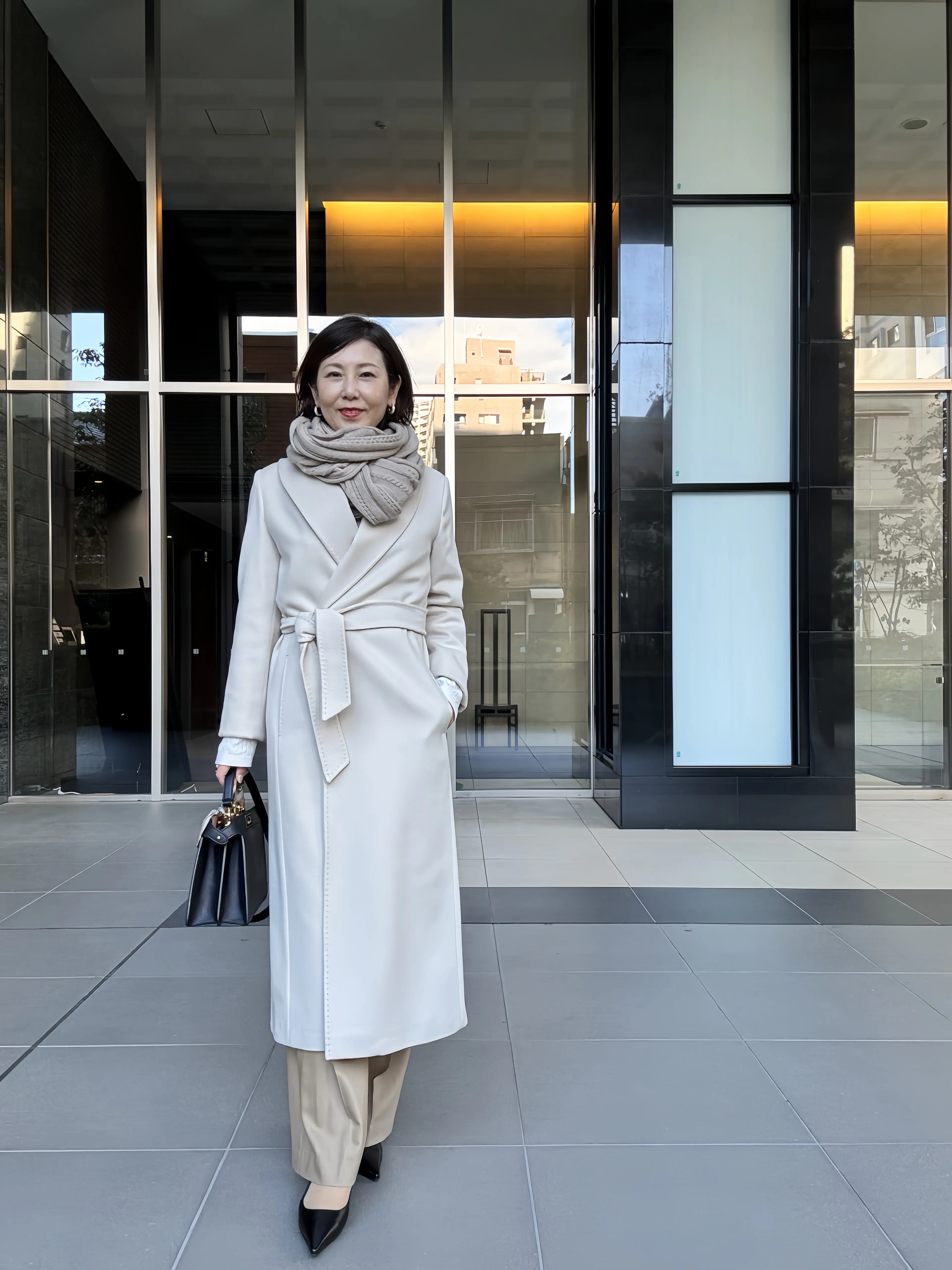 【おしゃれな40代・50代のストールコーデ】無造作に巻くだけ。シンプルなストールやマフラーと好相性の髪型は？_1_7