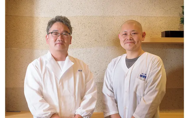 左は和食料理長の老川喜三さん、右は鰻総料理長の小笠原弘さん