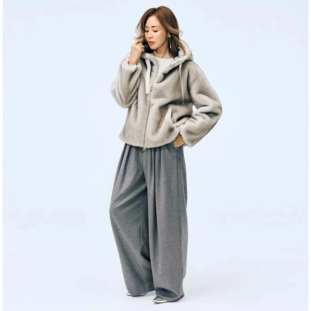 コートで着映える！冬の街で上品に華やぐ、50代が着たい「ファーコート」