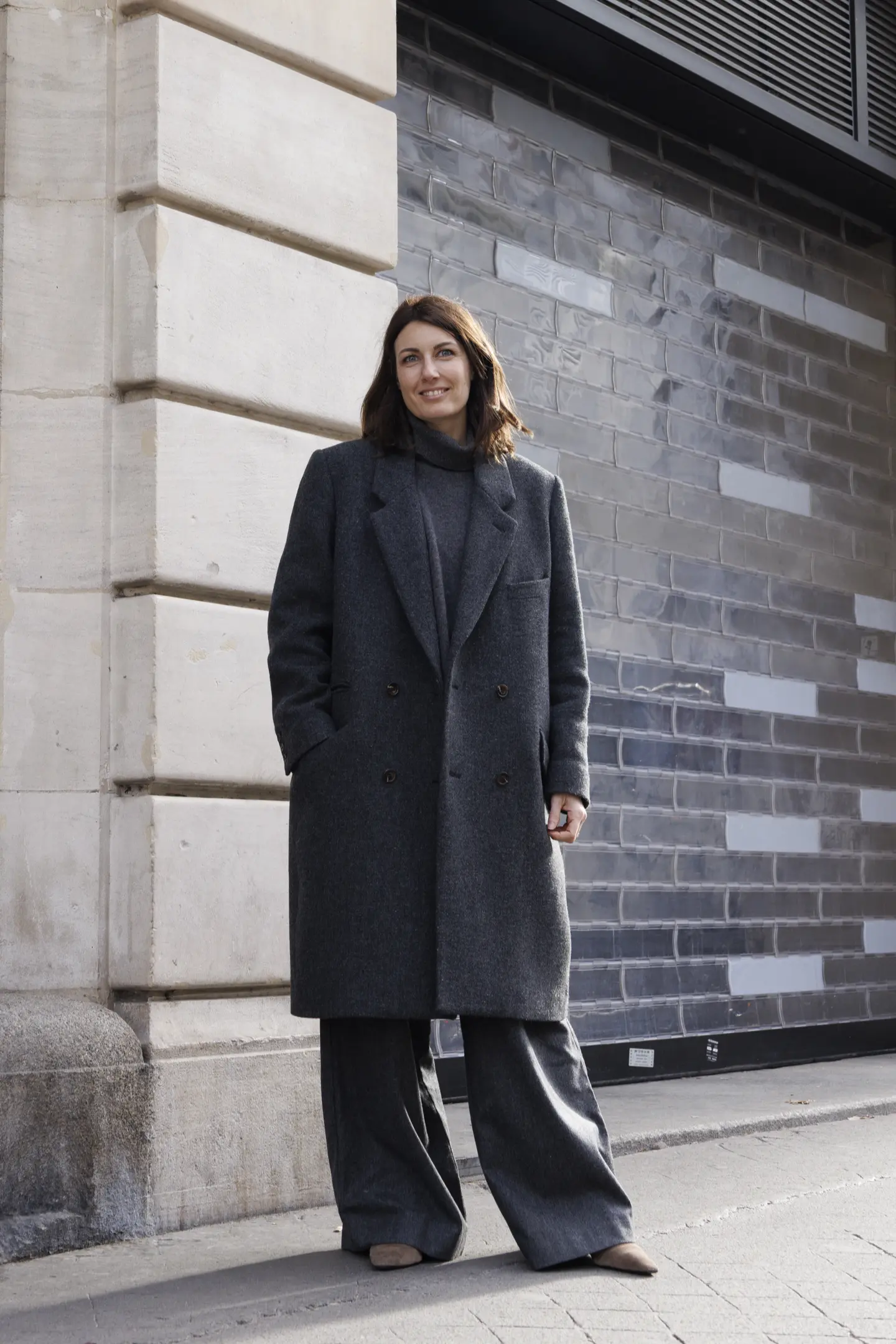 ファッションスナップ　ロングコート　グレー　パンツ