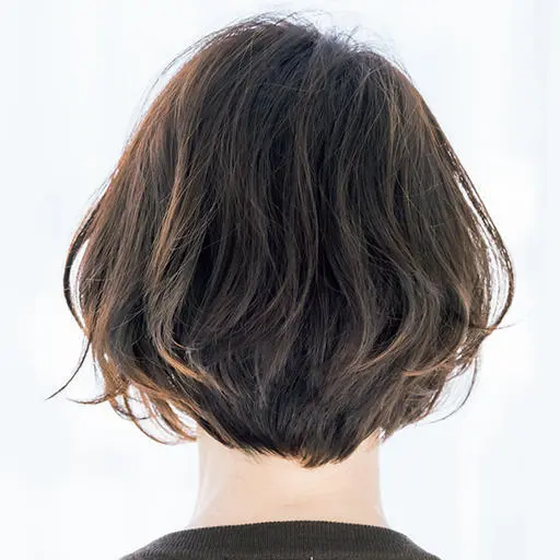 後から見た流し前髪のボブヘアスタイル