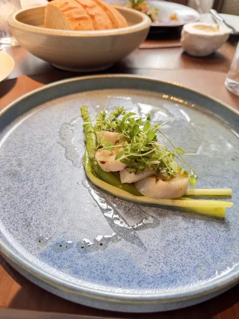モノトーンコーデで楽しむ真夏のスタイリッシュランチ_1_6