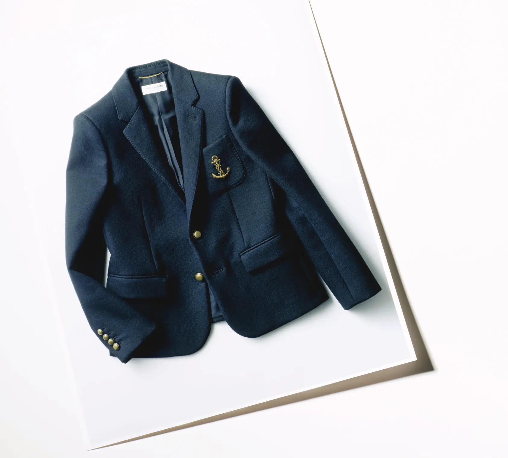 小林麻美　ファッション　、２年前に買ったサ ンローランをチョイス。「タイトなシルエ ットなので、細いパンツにハイヒールを 合わせたいかな」。定番のアイテムだか らこそ、今の気分を考えながら着こなす