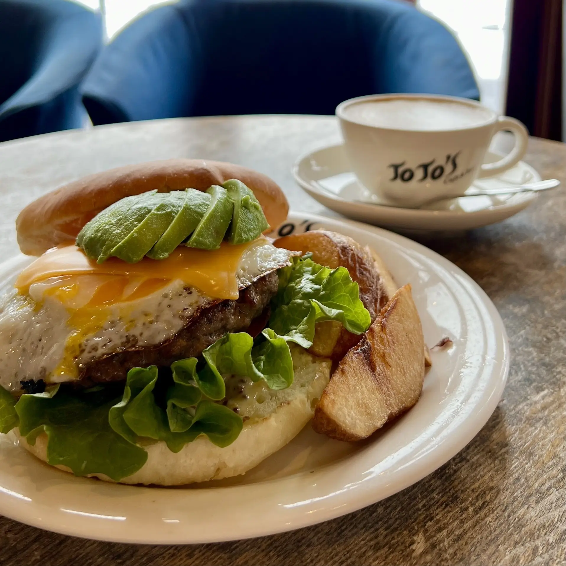 ニセコのカフェ「JoJo&#039;s Cafe＆Bar」のハンバーガーとカフェラテ