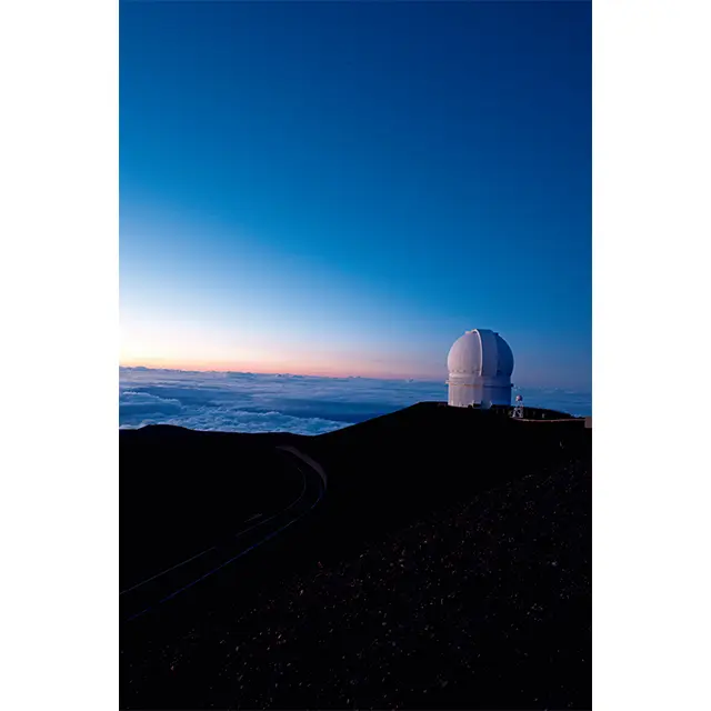 壮大な雲海をオレンジ色に染めながら、太陽が沈み、夜が訪れる様を間近にするのは感動的。山頂は、地球上から宇宙空間へと開いた窓のような場所だ