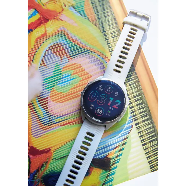 元気に遊ぶためには健康第一。愛用するガーミンのスマートウォッチ「F orerunner 965」は就寝時も着用し、睡眠スコアをチェック