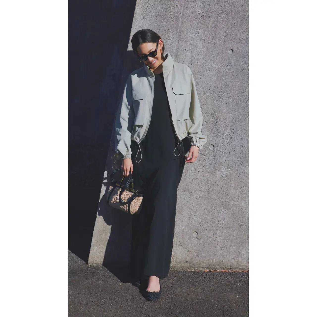 着心地重視のマキシワンピは、ショート丈ブルゾンでメリハリをつける。最低気温12℃