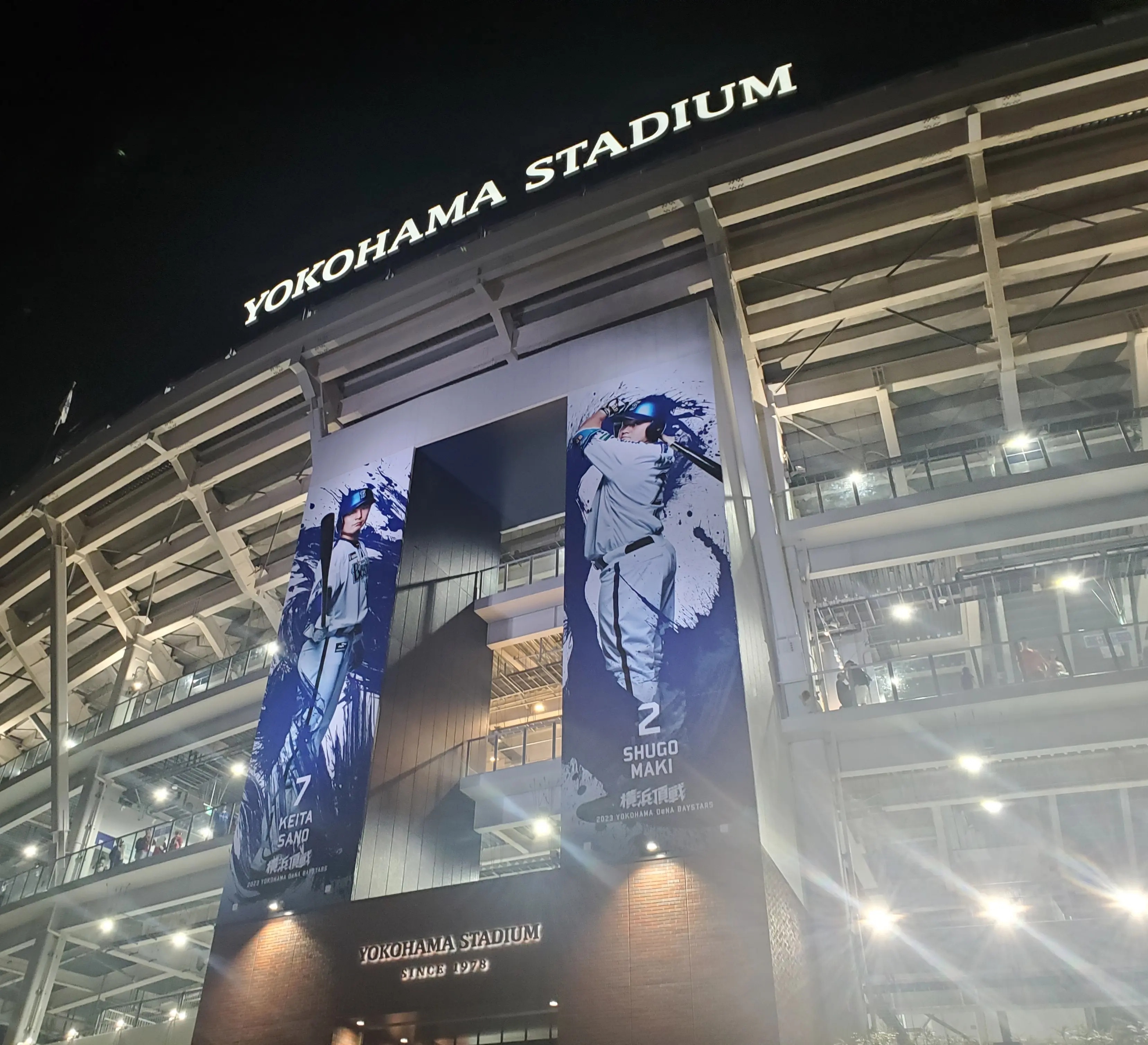 夜はライトアップされてとても綺麗な横浜スタジアムのゲート