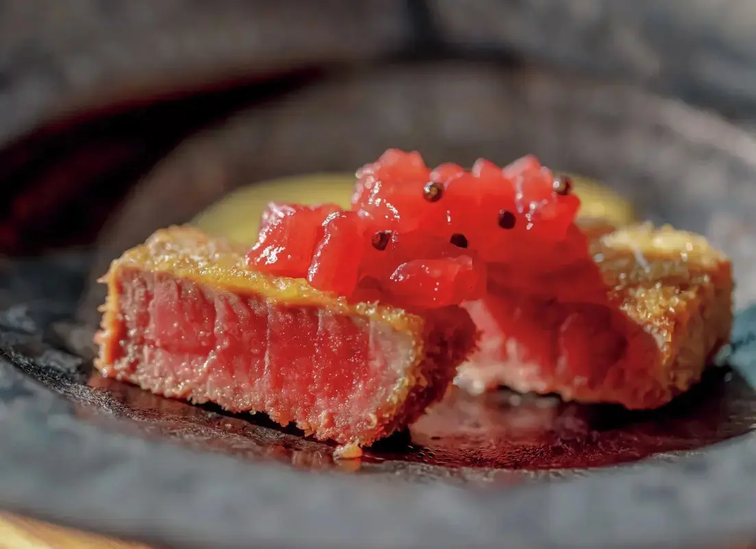 本鮪をさっと揚げたカツレツにキャビアを合わせたシグネチャーなひと皿。カウンター割烹では季節の味覚を贅沢に味わえる