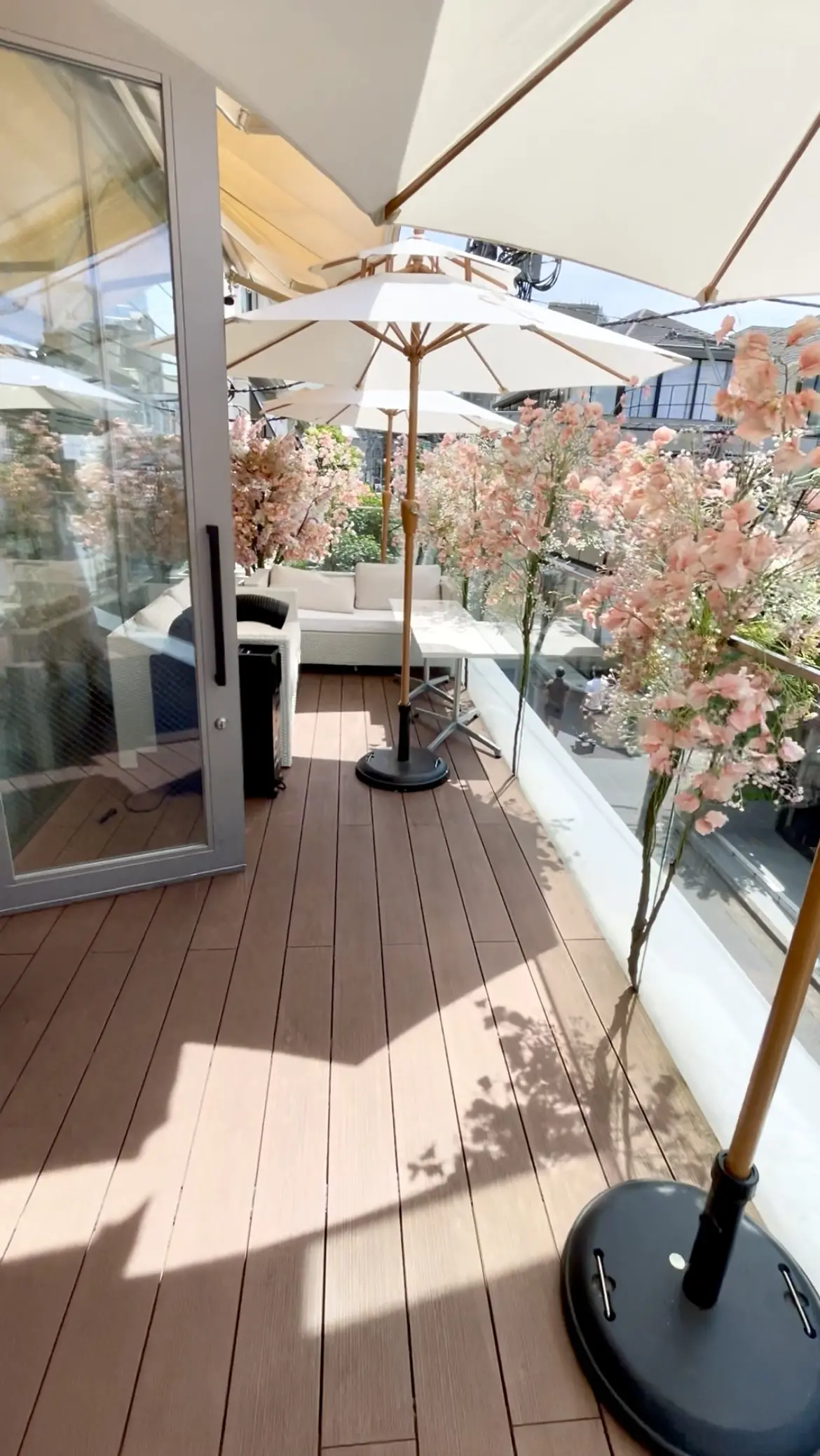 入り口、テラス、テラス席、可愛い、白いソファ、ソファ、ソファ席、藤のソファ、藤ソファ、表参道、HAUTE COUTURE CAFE表参道、HAUTE COUTURE CAFE、オートクチュールカフェ、ピーチアフタヌーンティー、桃のアフタヌーンティー、桃パフェ、パフェ、ピンク、ピンクのワンピース、ワンピース、ノースリーブワンピース、ワンピースコーデ、ロングヘア、黒髪、可愛いアフタヌーンティー、美味しいアフタヌーンティー、豪華なアフタヌーンティー、お花の世界、店内、スイートピー、かすみそう、霞草、かすみ草、SHIEN、ワンピース、 Fang  Fa、かごバッグ、グレーかごバッグ、羽根付きかごバッグ、ビジューかごバッグ、サンダル、白、白サンダル、山羊革、柔らかいサンダル、痛くないサンダル、可愛いサンダル、痛くないお洒落サンダル、お洒落サンダル、楽なサンダル、ビジュー付きサンダル、お洒落、CLAIR.U、夏コーデ、夏服コーデ、夏ファッション、