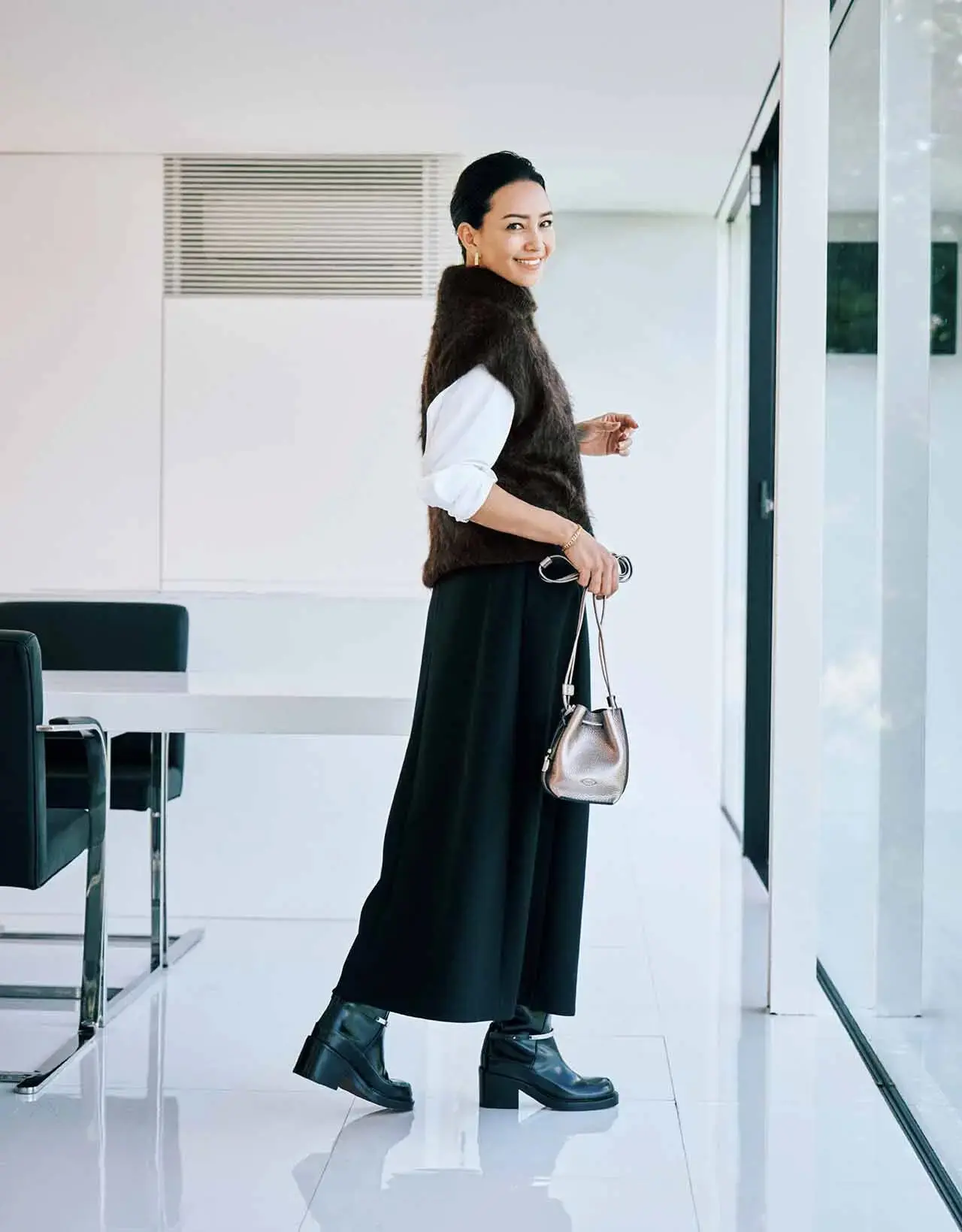 カシミヤの豊かなボリュームは、ベストで取り入れるとすっきり