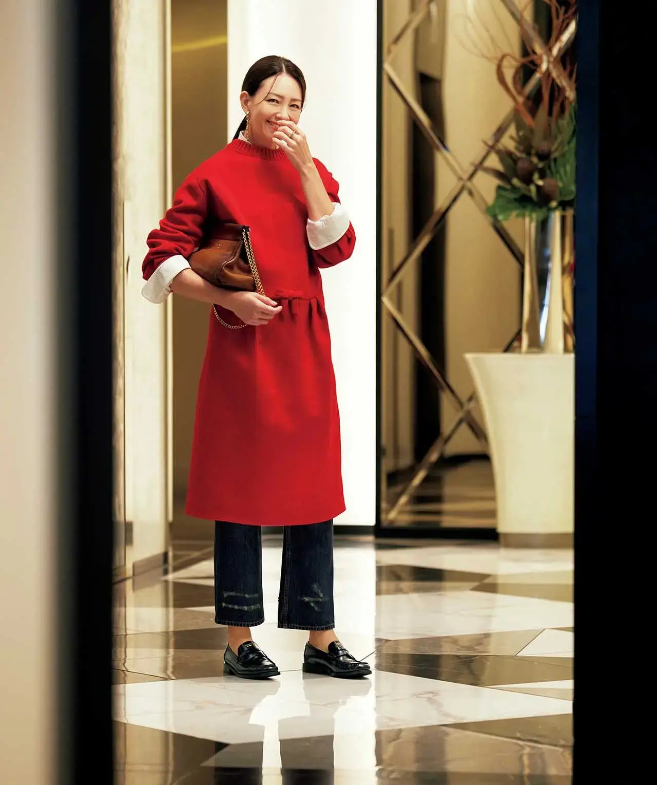 クラシカルな王道ローファーがトレンドに復活。端正な足もとで余裕を印象づけて