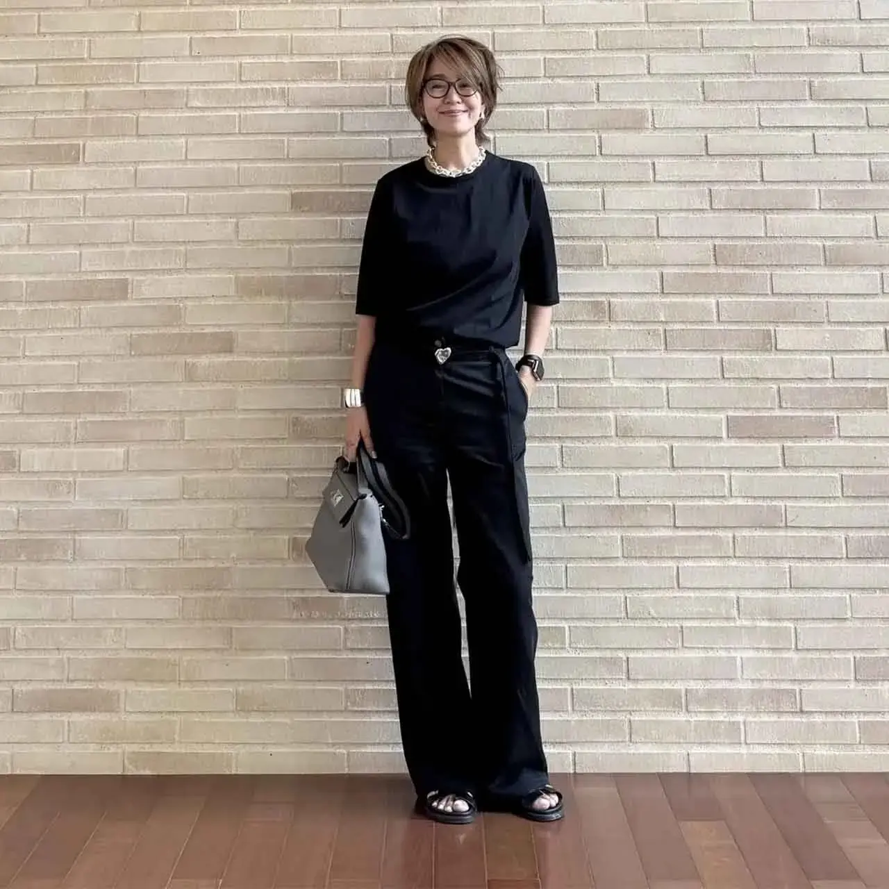 引き締め効果もばっちり！晩夏に活躍する50代の「黒パンツコーデ」5選