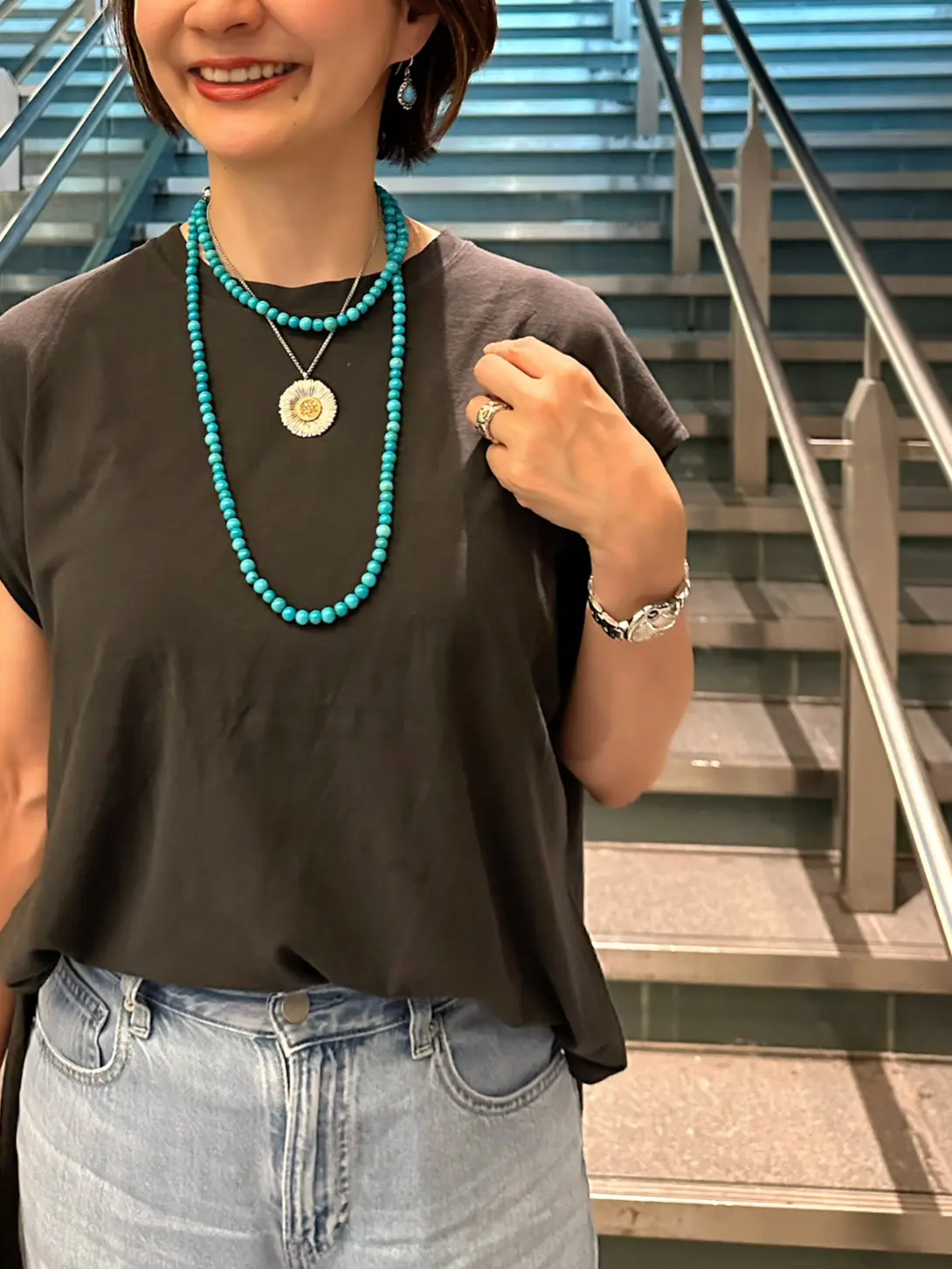 ベーシックな黒のTシャツにもターコイズのネックレスが華やかなアクセントに_1_2
