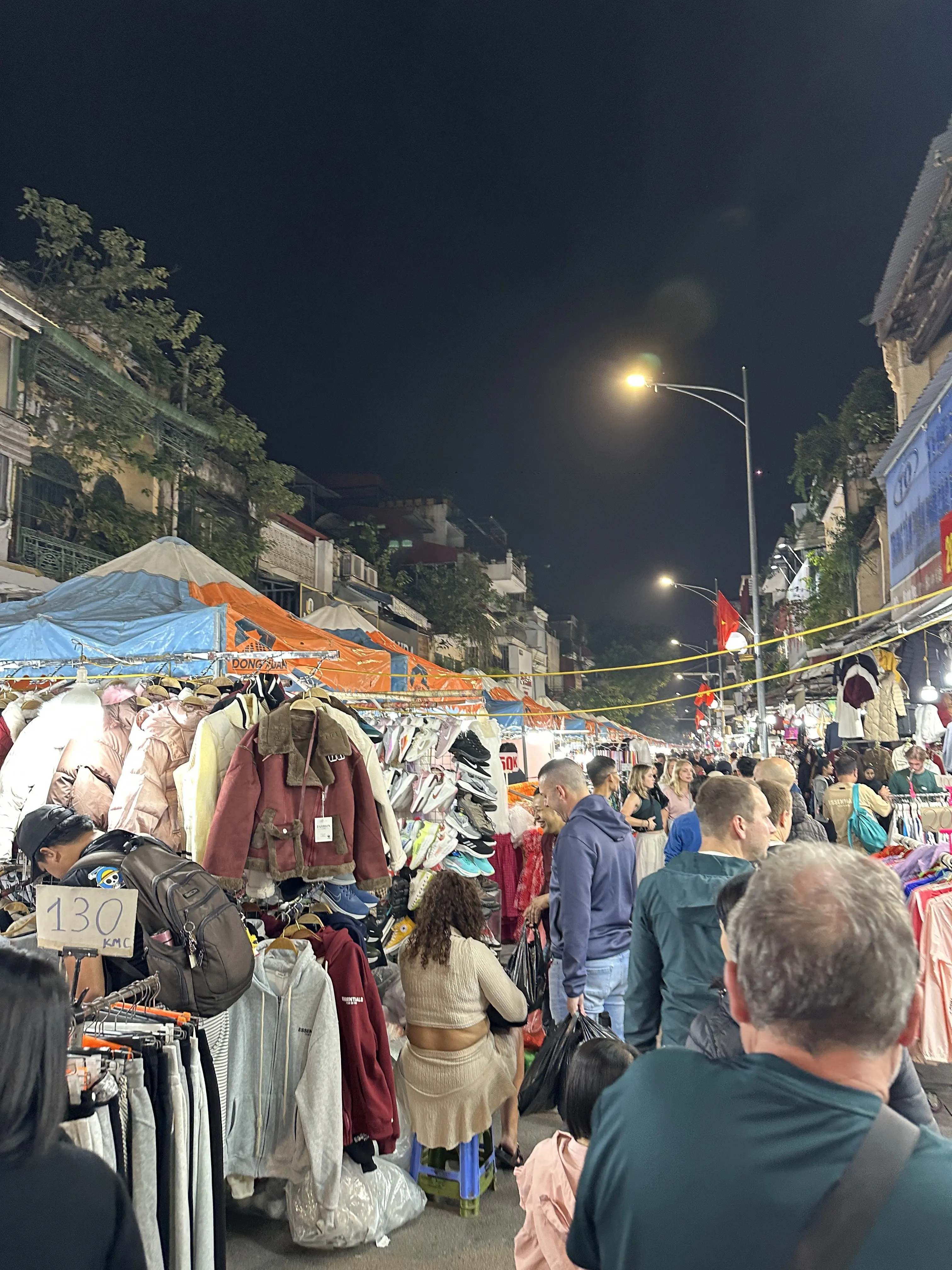 ベトナム　ハノイ　ナイトマーケット　歩行者天国