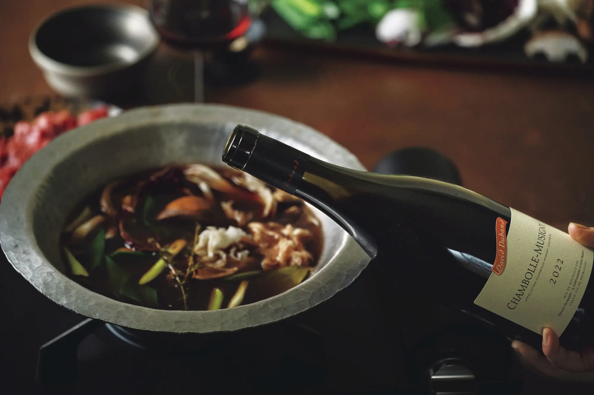 料理家・平野由希子さんが教える「ワインに合う鍋」２選【大人のごちそう鍋】　赤ワインしゃぶしゃぶ　調理中の写真