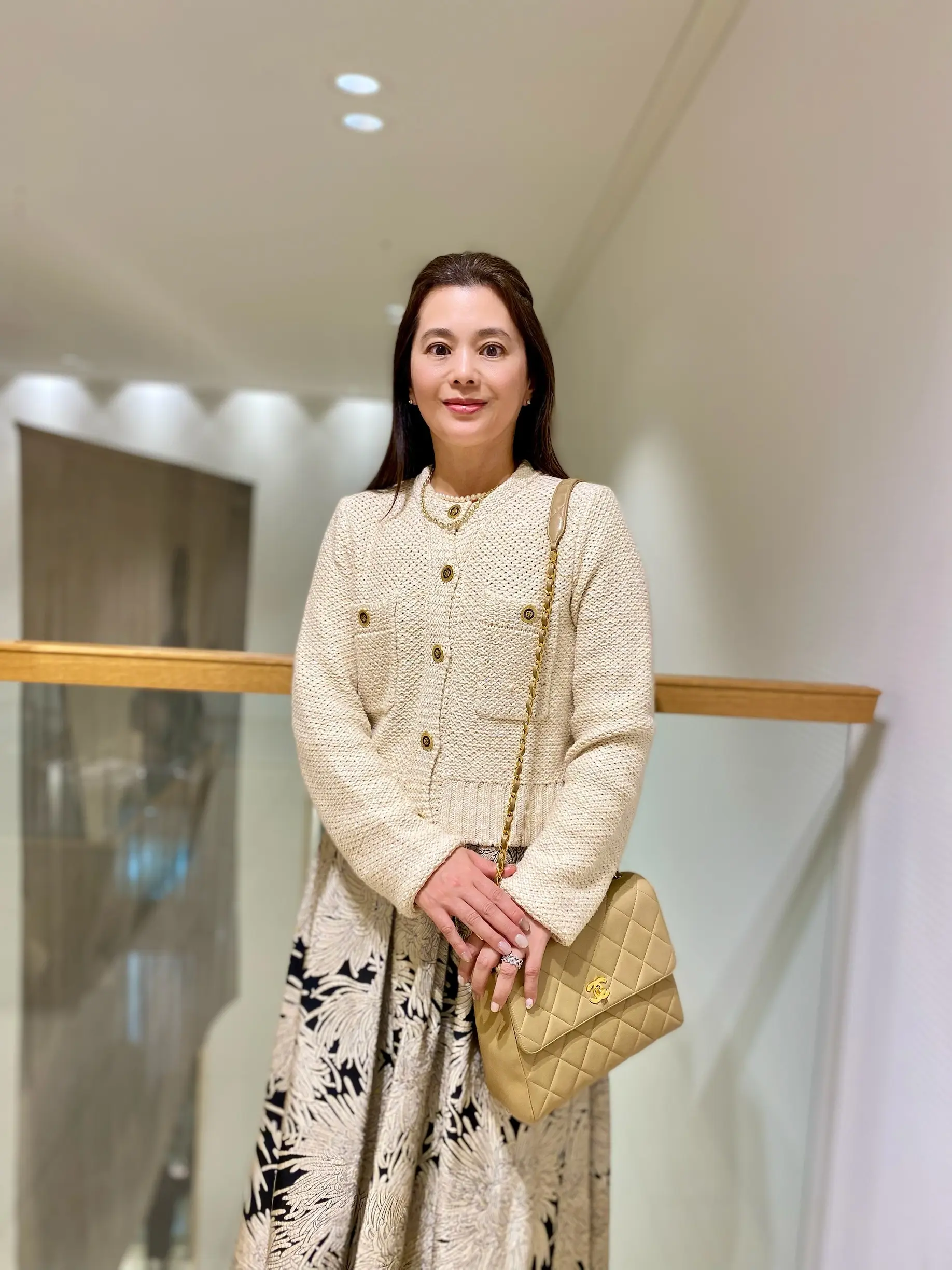 クラシックコンサート鑑賞日の大人のきれいめコーディネート。Sov.のツイードジャケットとスカートに、CHANELのベージュキルティングバッグを合わせた12月の華やかな装い