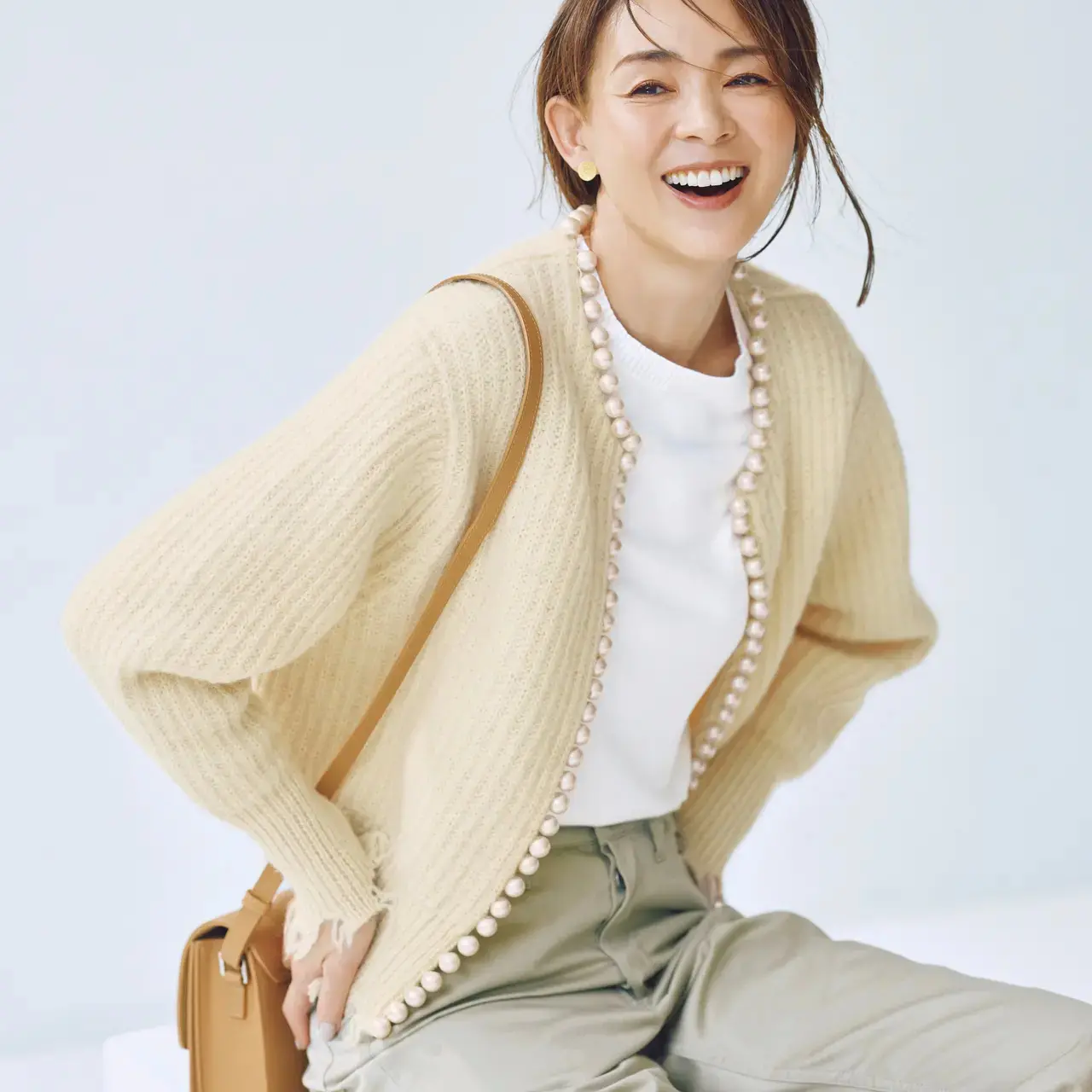 気温13℃の日にちょうどいい厚手の華やかカーディガンで大人のカジュアルコーデを更新!