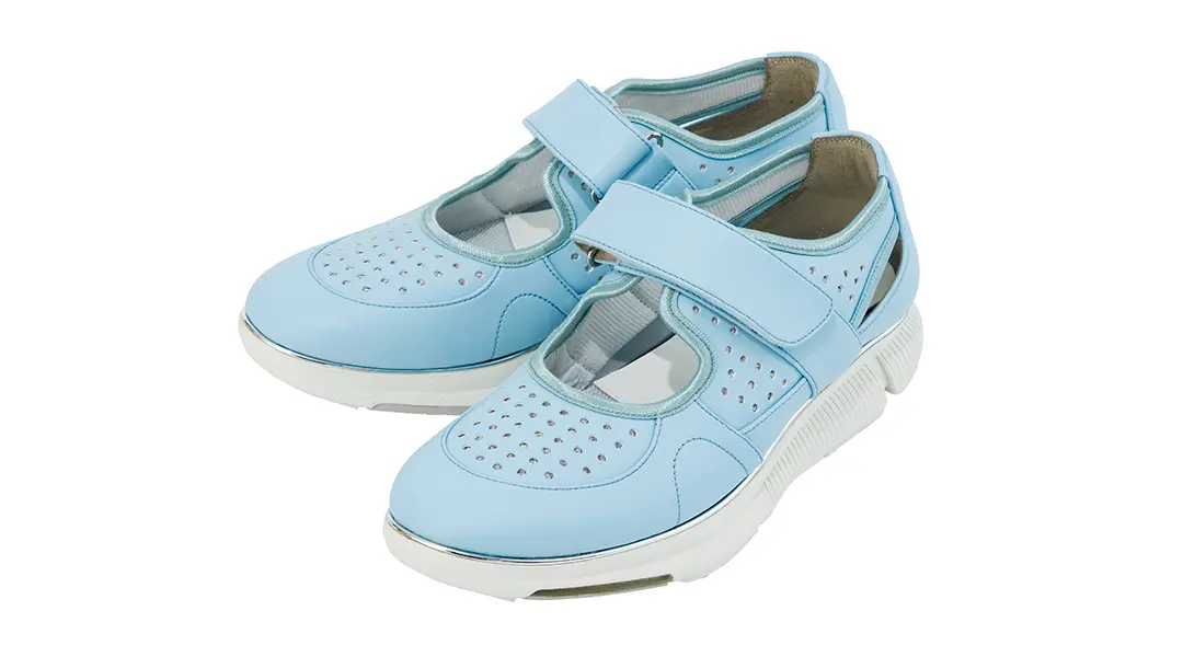 ●靴「ペダラ ライドウォークコネクト」（※アッパーの主要素材に、環境に配慮したリサイクル素材を37%使用）￥33,000／アシックス商事（ペダラ）