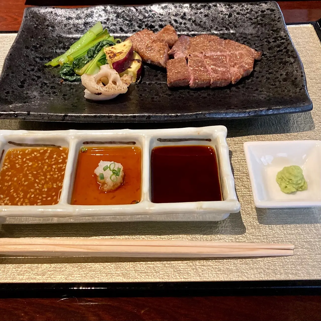 鉄板焼きのステーキと3種のタレ