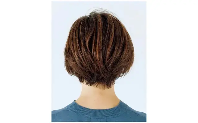 【50代髪型・ヘアスタイル】華やかな毛流れが素敵な“こなれショート”