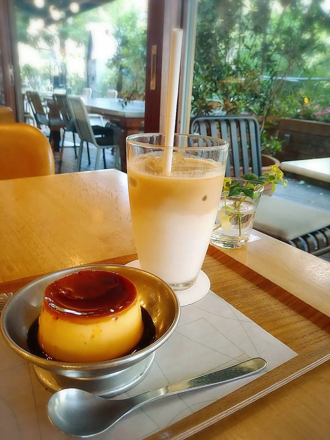 渋谷のホワイトグラスコーヒー、プリンとアイスカフェラテ