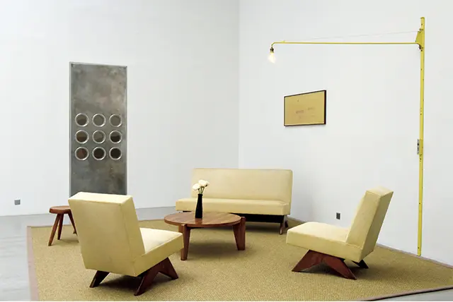 プルーヴェ、シャルロッ ト・ペリアン、ピエール・ ジャンヌレの1950年代 の作品で構成されたコー ナー