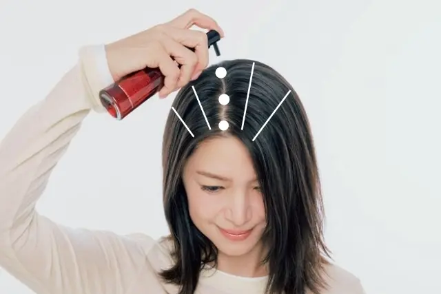 頭皮美容液の使い方のポイント:←自然にできるいつもの分け目の線上に、3カ所ほど美容液をつけたら、髪をかき分けながら頭頂部に4~5本のライン状に塗布する。