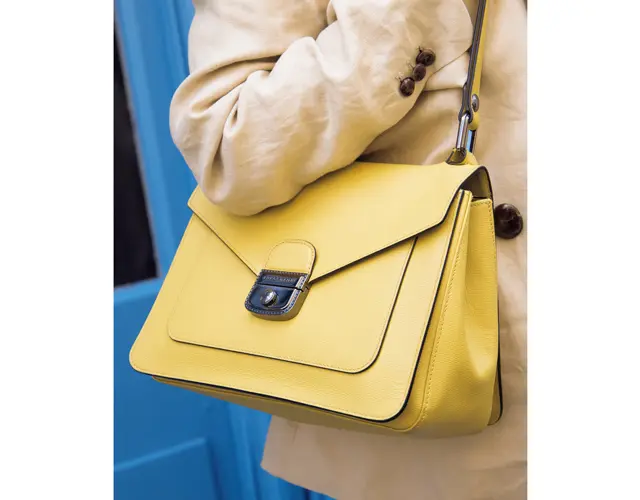 キャロリーヌ（リタイア・パリ）明るいビタミンカラーのロンシャンのバッグ