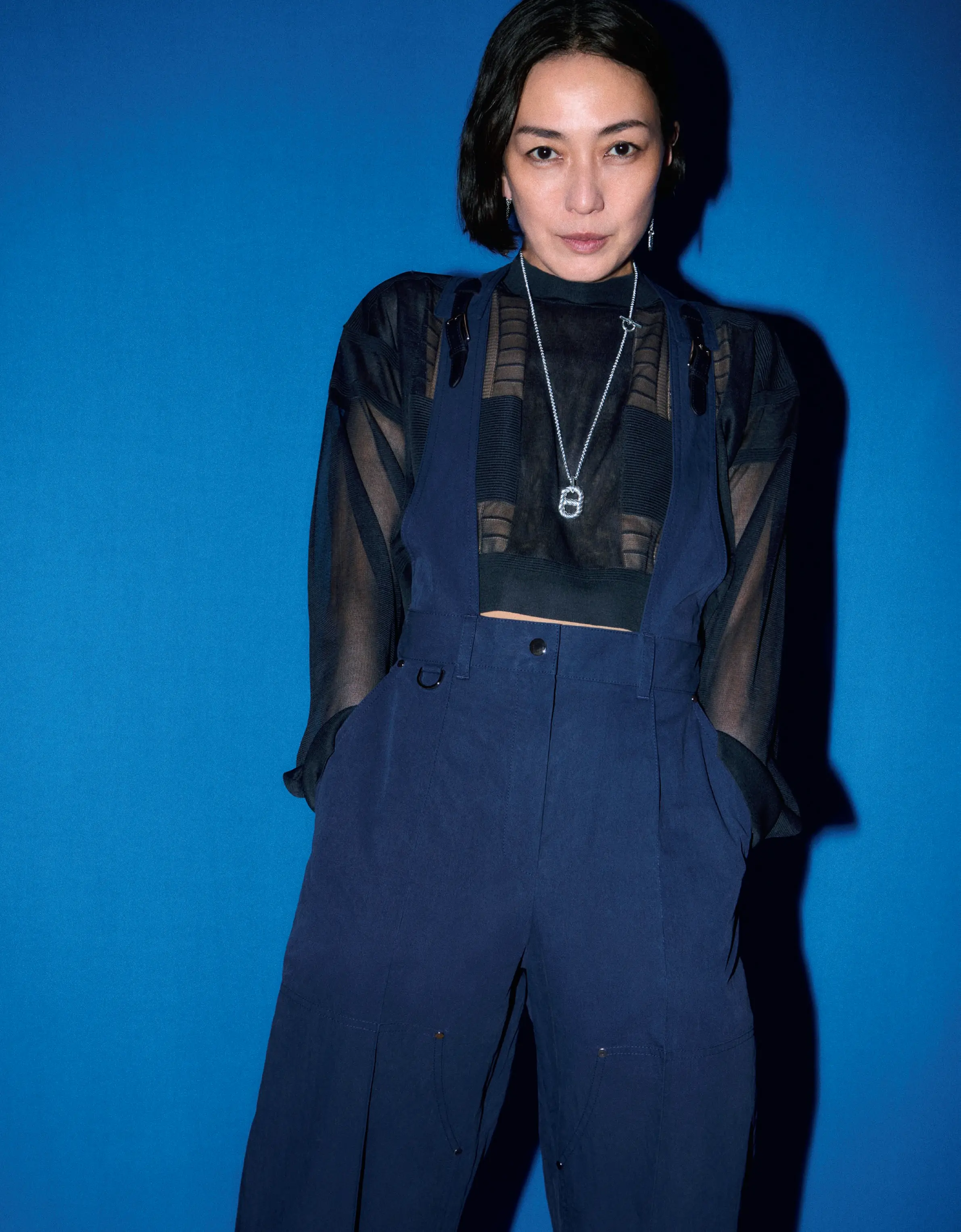 「シェーヌ・ダンクル・アレアⅡ」は、機 能的でモダンな「シェーヌ・ダンクル」モ チーフを進化させた注目のコレクション。 ロストワックス鋳造という工程によりボリ ュームとテクスチャーを再解釈。ツイスト やビーズ状に形を変えたシルバーが、自由 奔放にモチーフの新たな魅力を引き出して いる。カジュアルな装いにも似合う、日常 使いに最適なラインだ。ジュエリーともに 「シェーヌ・ダンクル・アレアⅡ」（SV）ピ アス￥242,000・ペンダント￥271,700・ニ ット￥360,800・パンツ￥640,200／エルメ スジャポン（エルメス）