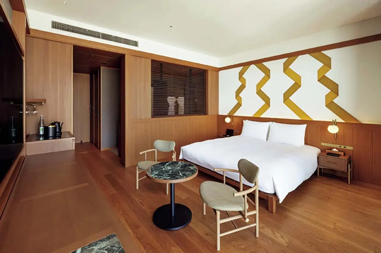 スーペリアキングのゲストルーム。壁の意匠は、神棚などに見られる紙飾り「しで（紙垂）」に着想を得たもの