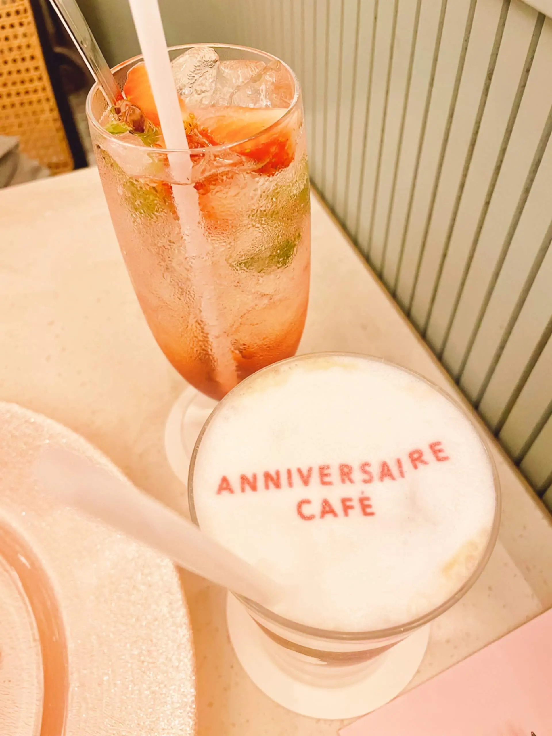 苺ソーダ。カフェラテ。ANNIVERSAIRE CAFE 表参道（アニュベルセルカフェ）