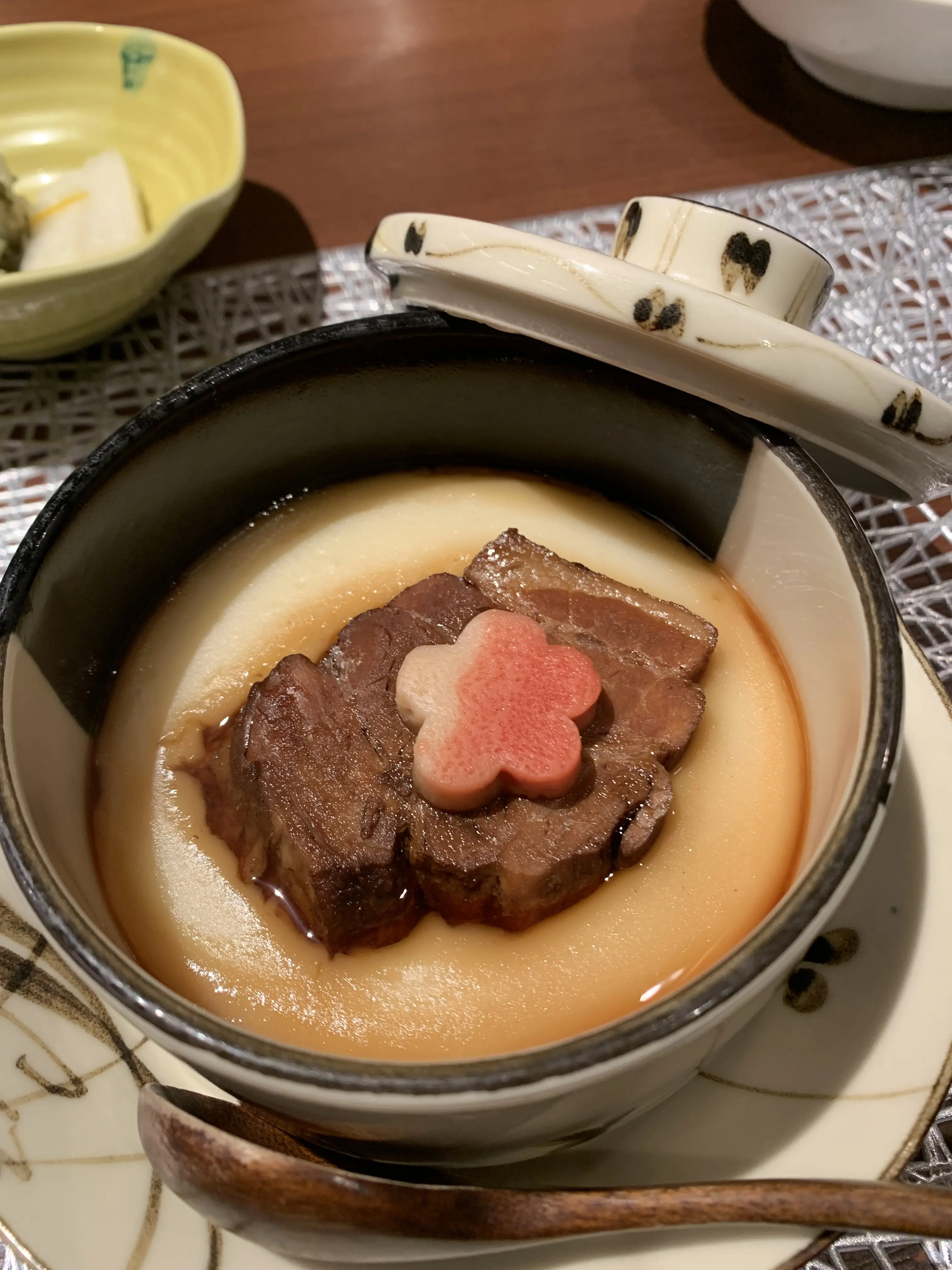 湯元館の名物　豚の角煮にじゃがいものピューレを添えて