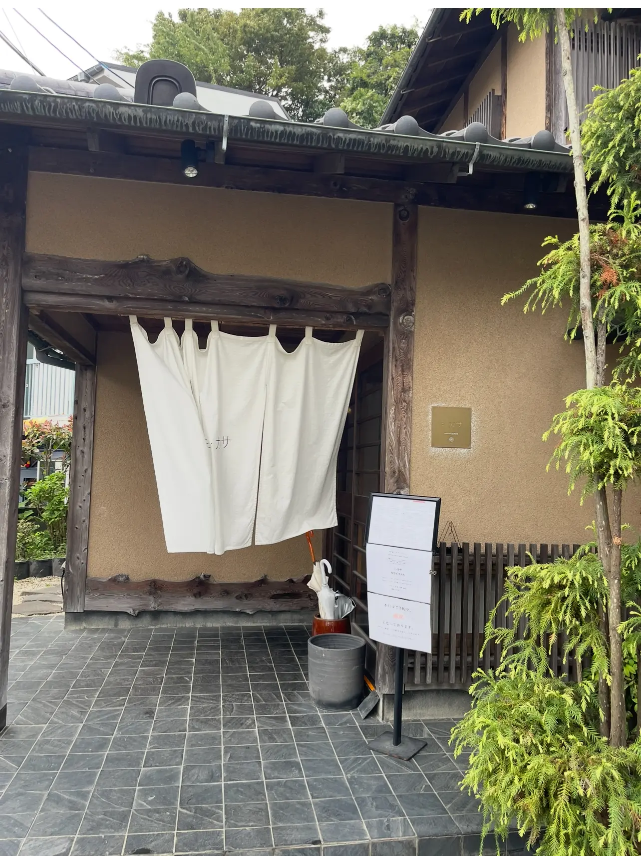 GUシャツをインしたネイビーコーデで鎌倉の古民家スパニッシュレストランへ_1_2