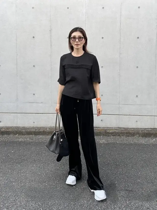 【50代のスニーカーコーデ15選】街歩きも旅行も歩きやすい！秋のおしゃれに選びたい一足_1_7