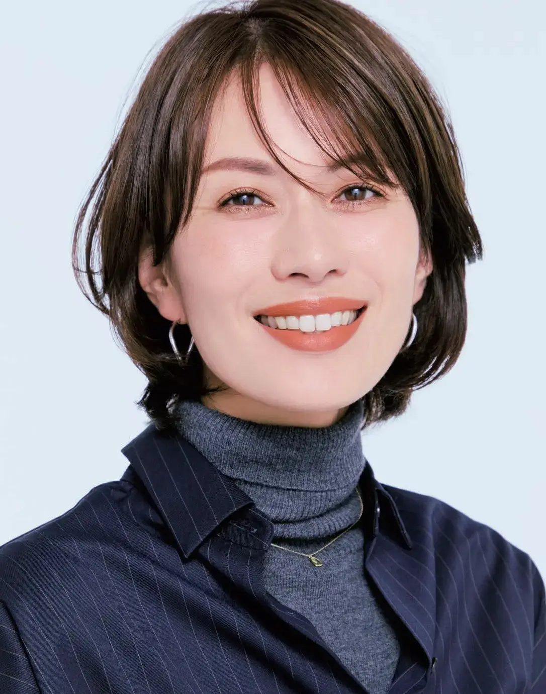 気になる白髪はしっかり染めても、透明感ある印象に。“トリプルアプローチ”のシアーベージュ【人気ヘアサロンの最旬明るめカラー】