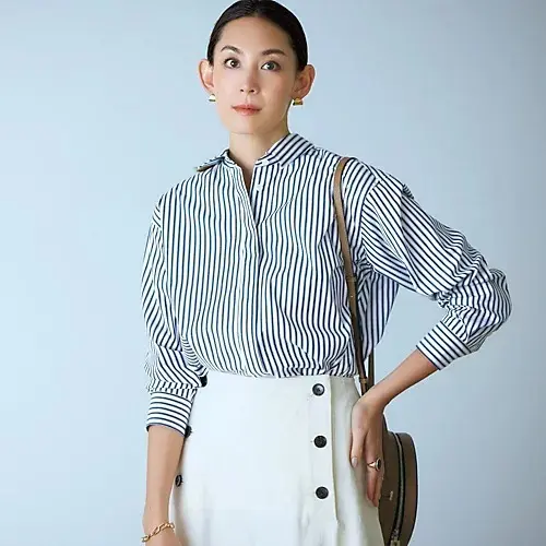 立体的シルエットで50代を美しく見せる「drawell のバックフレアシャツ」_1_1
