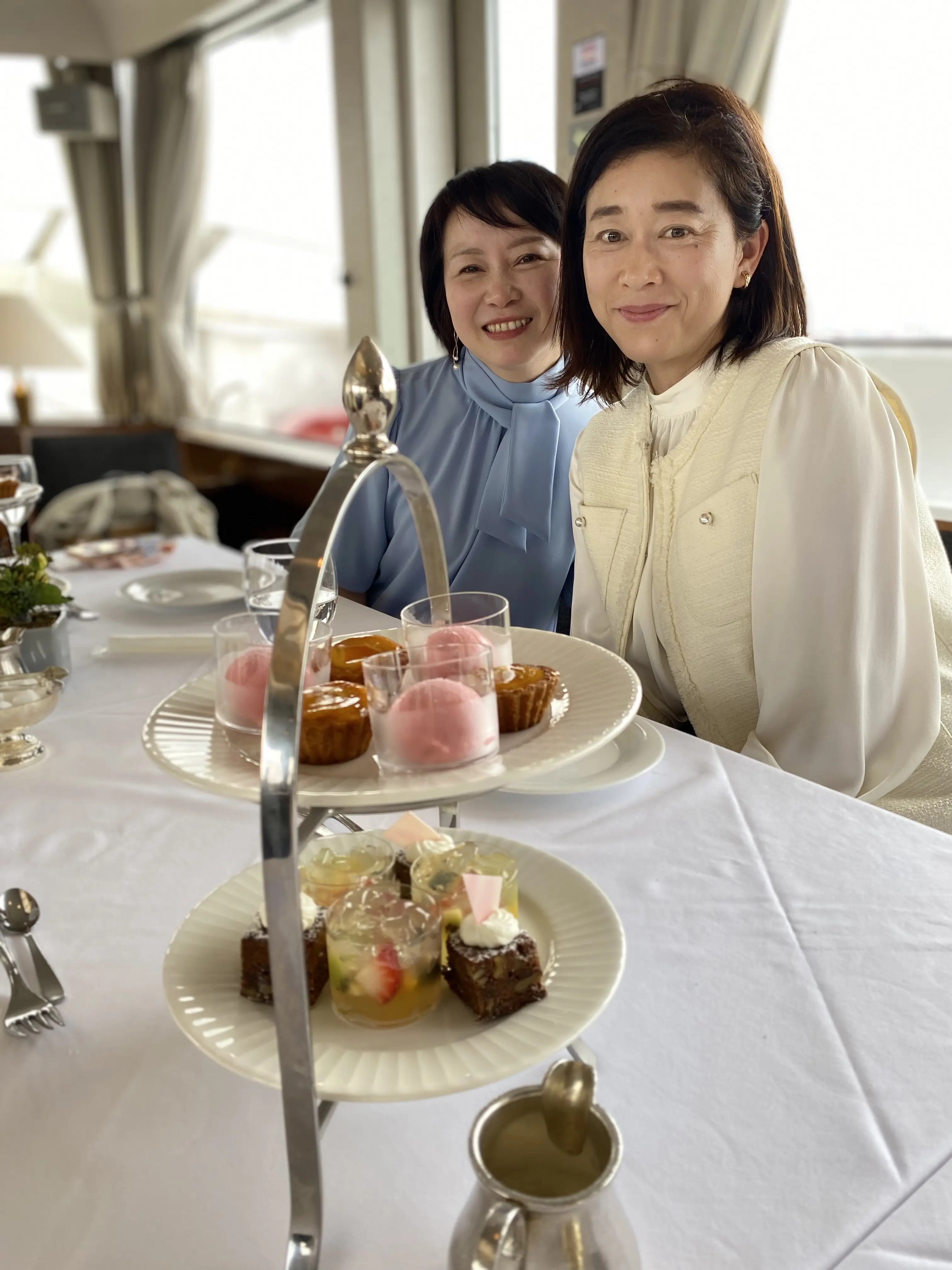 ティースタンドと満面の笑み
