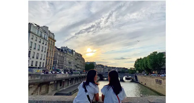 娘とパリのセーヌ川で。海外への家族旅行は毎年の恒例。