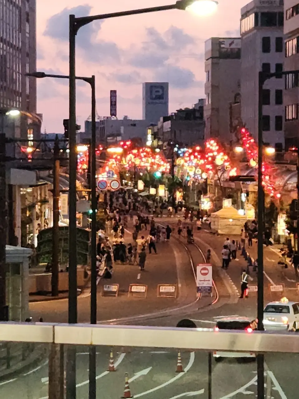 高岡駅前の様子。歩行者天国になっています。ノスタルジックな七夕の灯。