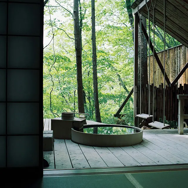 蔵王連峰に面したエリアにある客室「刈田岳」には、木漏れ日注ぐ露天風呂が。