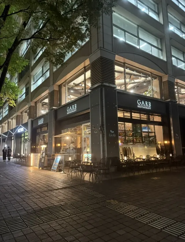 秋寒は無印良品の赤のトップスで温もりをチャージして、夜の丸の内へ_1_5