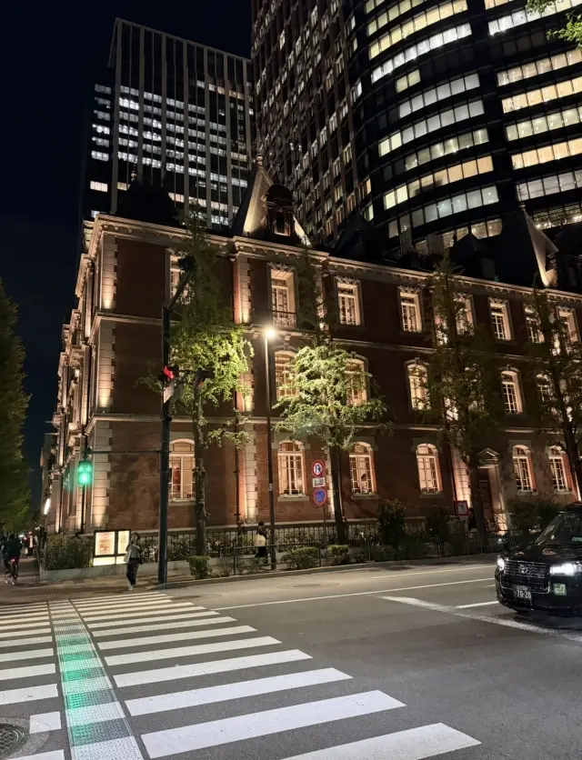 秋寒は無印良品の赤のトップスで温もりをチャージして、夜の丸の内へ_1_3