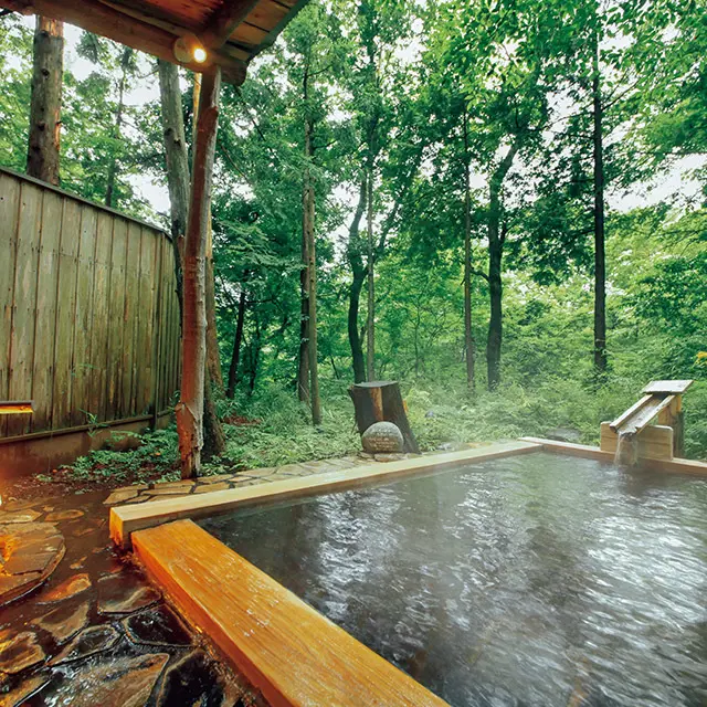 雑木の自然林の中にある貸し切り露天風呂「朝かぜ」