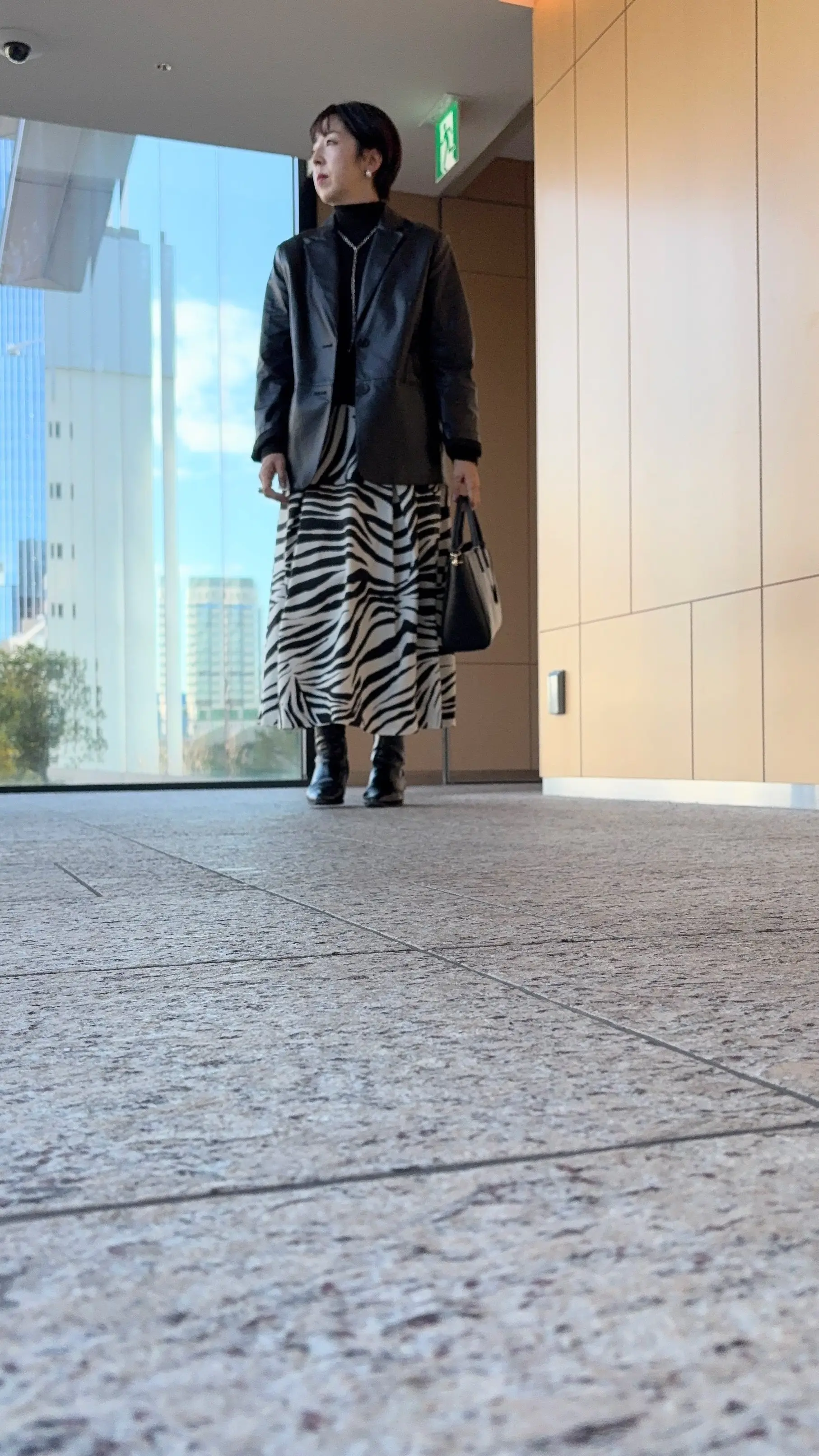 モノトーンコーデ　スカートコーデ