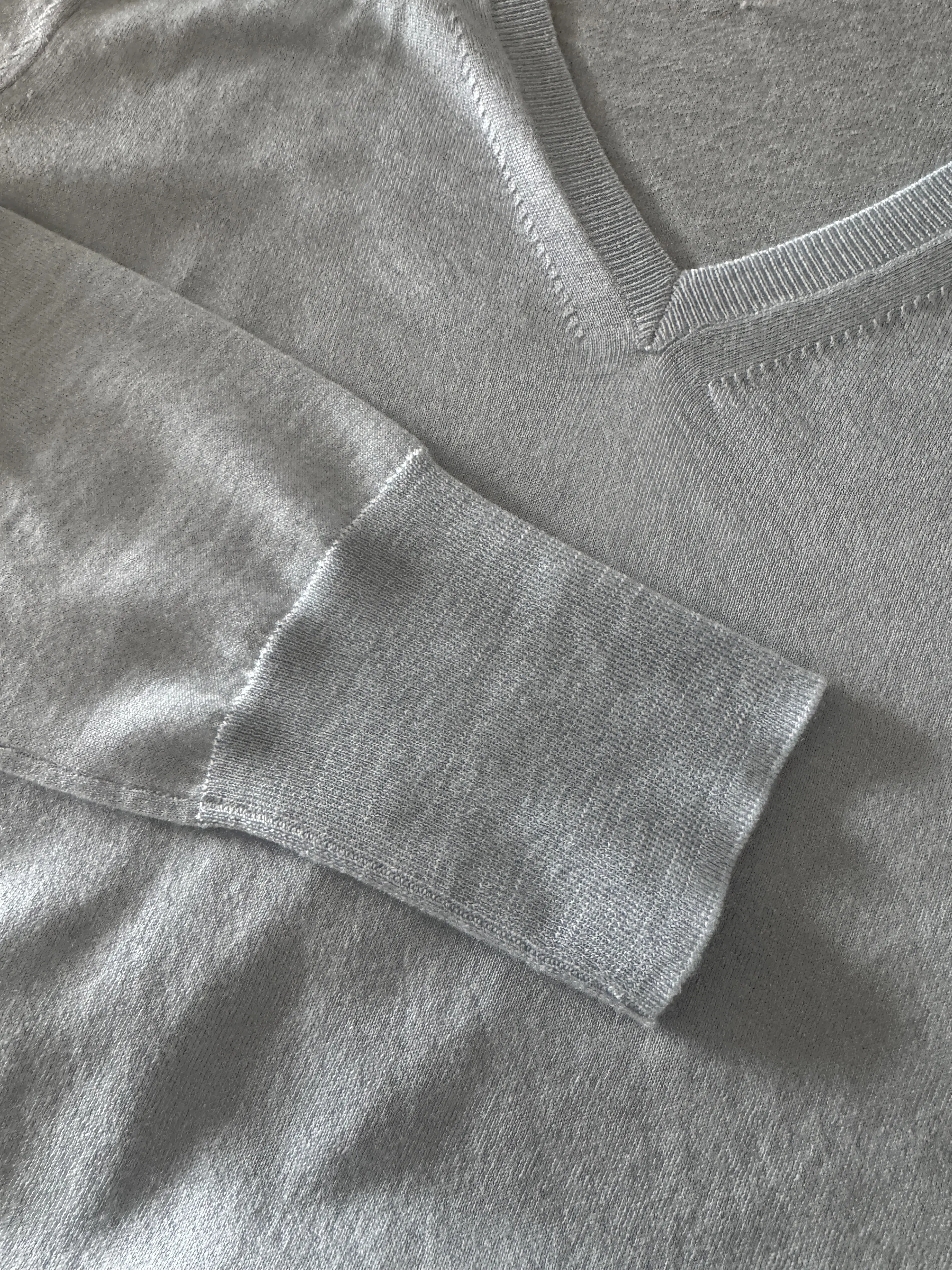 「シルクカシミヤ混 浅Vネックニット」極上の肌触りと美しい光沢、重宝する一枚間違いなしです！_1_9