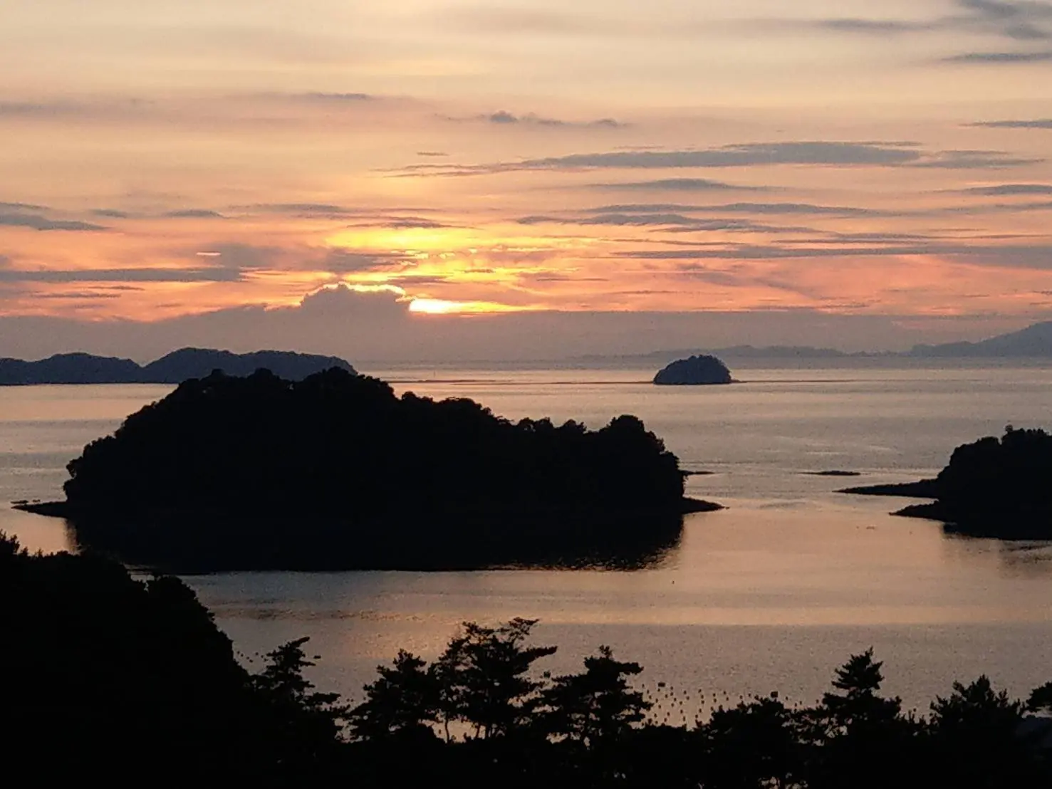 天草の夕陽と海に浮かぶ島のシルエット