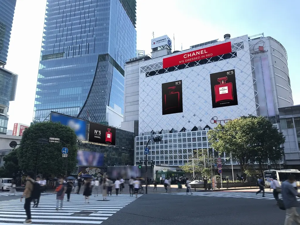 シャネル N°5 限定レッドボトルのビジュアルが、渋谷・銀座の街を席捲中！_1_2-1